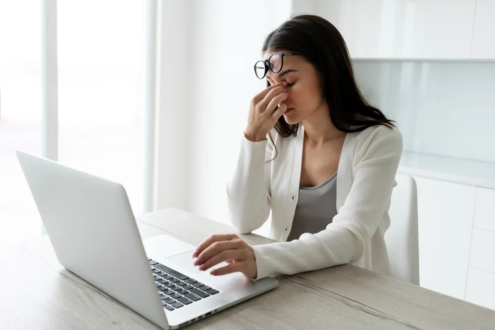 okulary na zmęczone oczy zmęczone oczy zmęczenie oczu okulary do komputera okulary komputerowe okulary z filtrem światła niebieskiego filtr światła niebieskiego światło niebieskie komfort wzroku komfort oczu