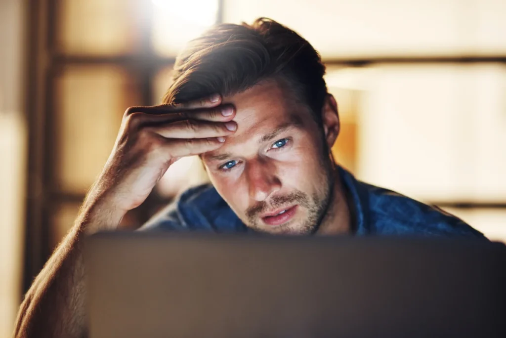 filtr na monitor, filtr ochronny na ekran, filtry na ekrany, światło niebieskie monitor, ochrona oczu przy komputerze, cyfrowe zmęczenie wzroku